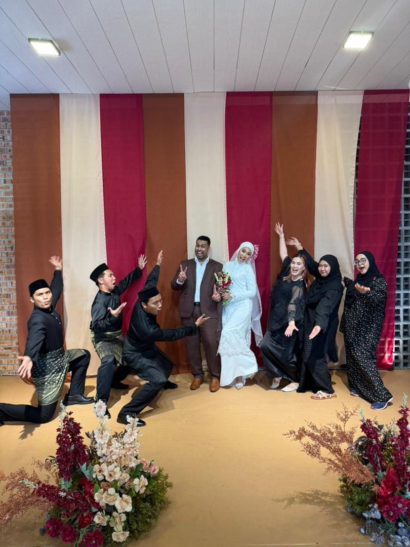 Wedding couple posing with the HIAS Acara team